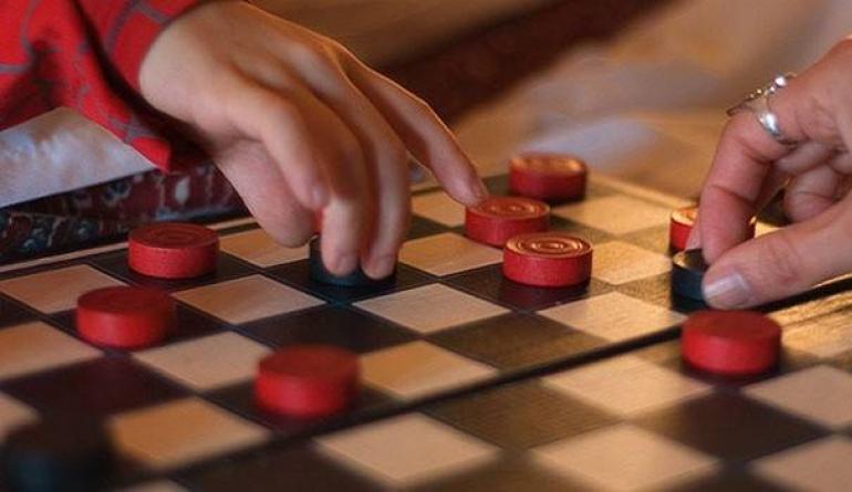 Checkers game moves the pieces.  How to play checkers?  Rules of the game of checkers
