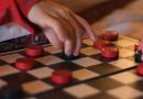 Šaškių žaidimas perkelia figūras.  Kaip žaisti šaškėmis?  Šaškių žaidimo taisyklės